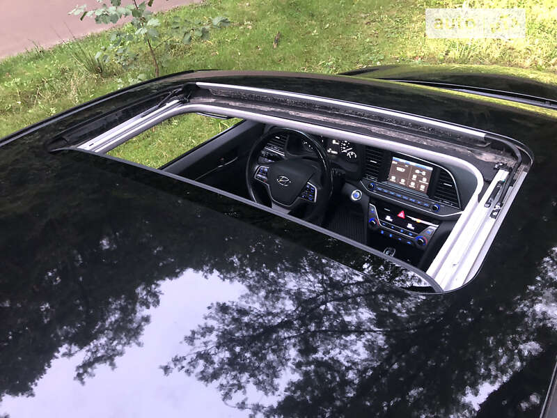 Седан Hyundai Elantra 2018 в Львові