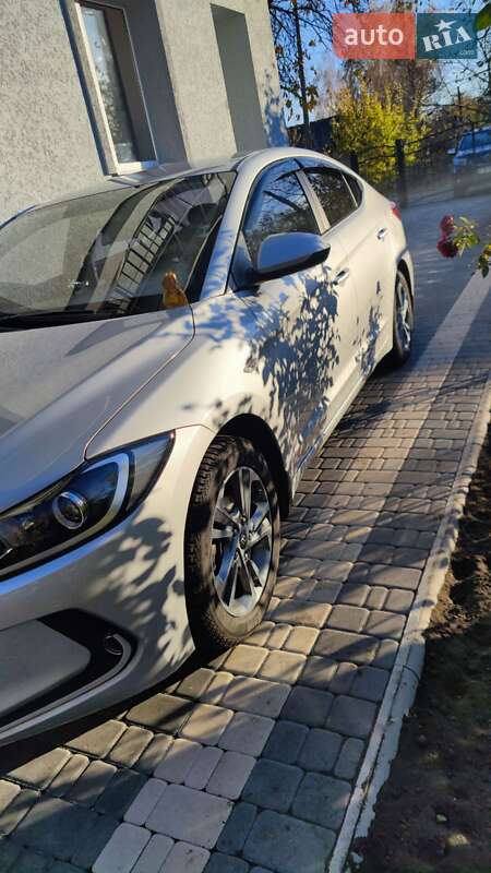 Седан Hyundai Elantra 2018 в Лохвице