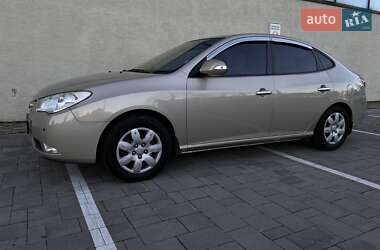Седан Hyundai Elantra 2010 в Стрию