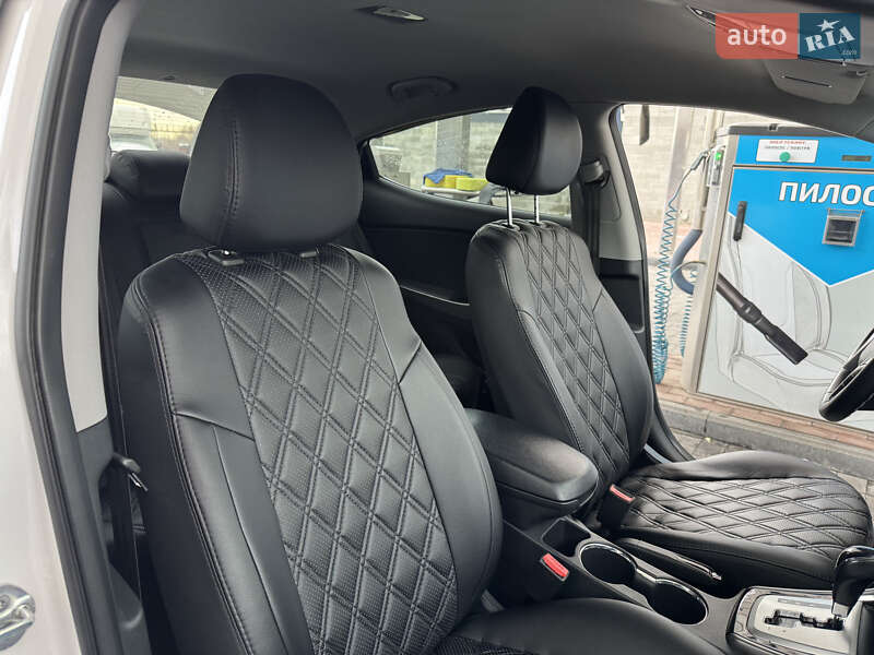 Седан Hyundai Elantra 2012 в Рівному