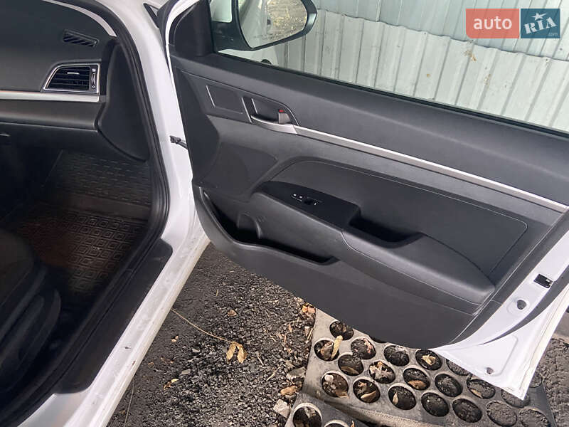 Седан Hyundai Elantra 2018 в Кривом Роге