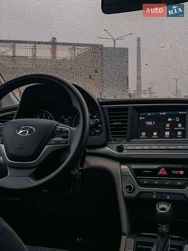 Седан Hyundai Elantra 2016 в Киеве