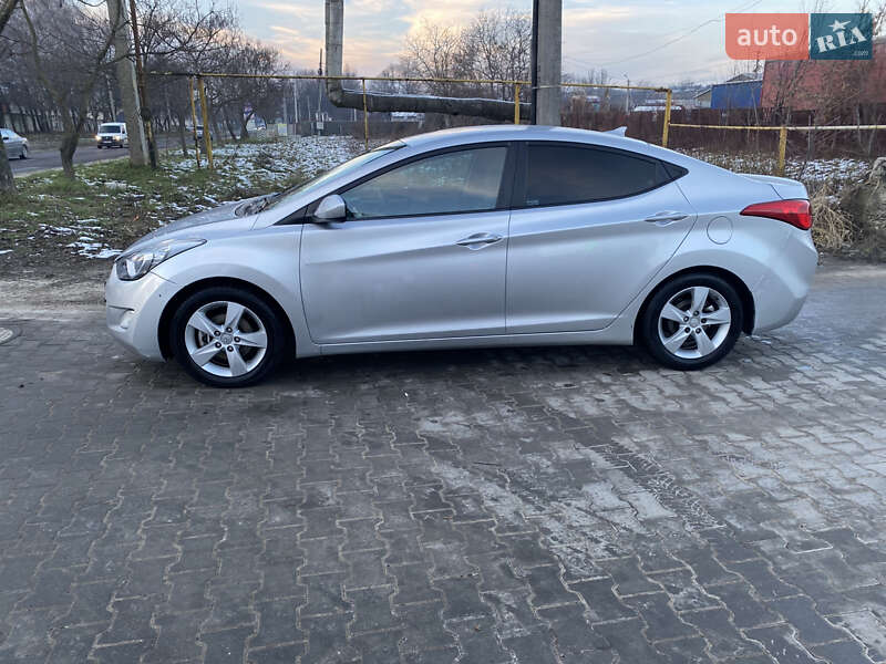 Седан Hyundai Elantra 2013 в Черновцах