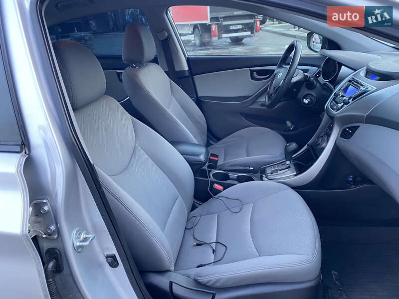 Седан Hyundai Elantra 2013 в Черновцах