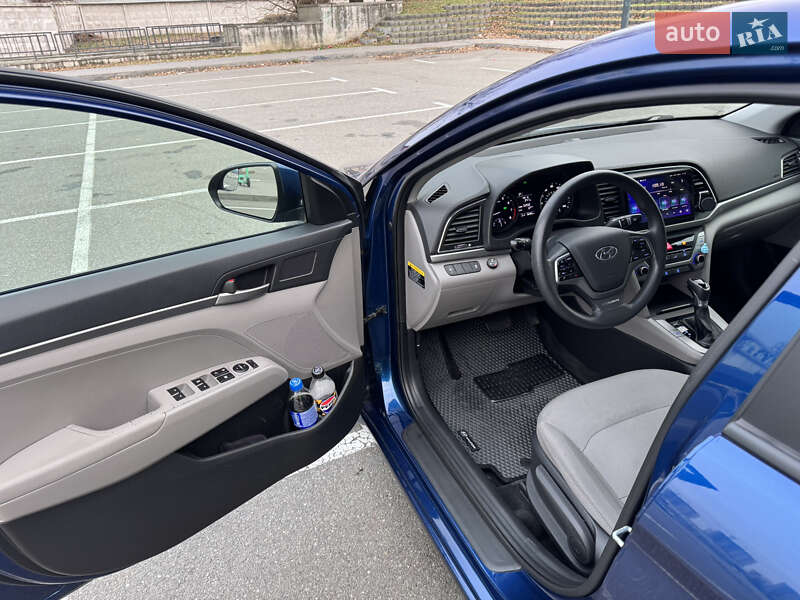 Седан Hyundai Elantra 2018 в Киеве