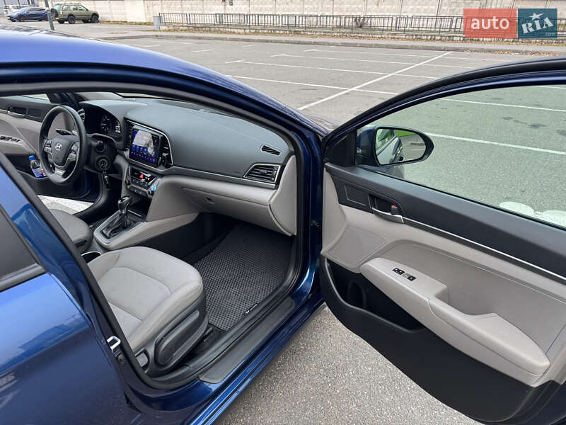 Седан Hyundai Elantra 2018 в Киеве