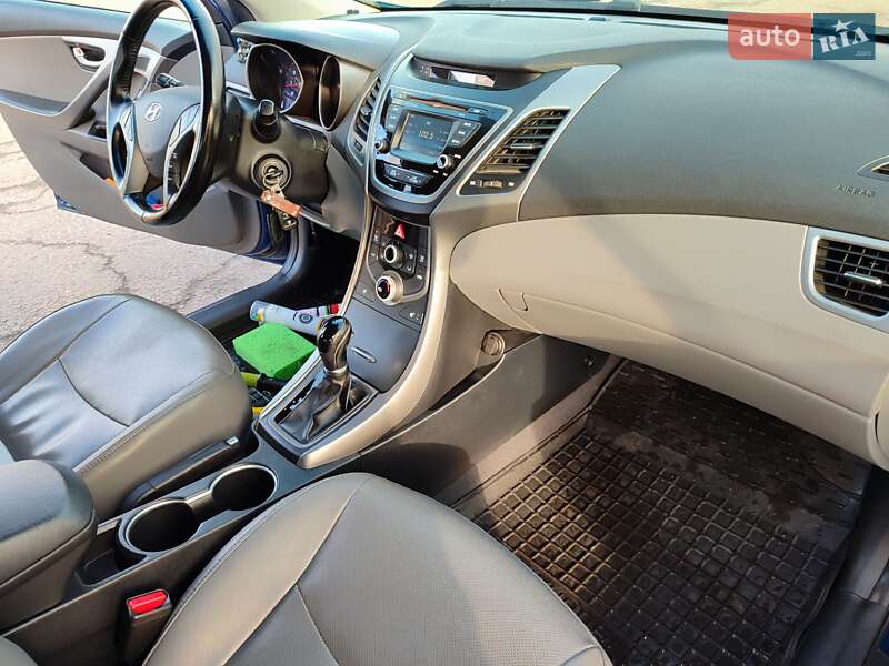 Седан Hyundai Elantra 2015 в Киеве