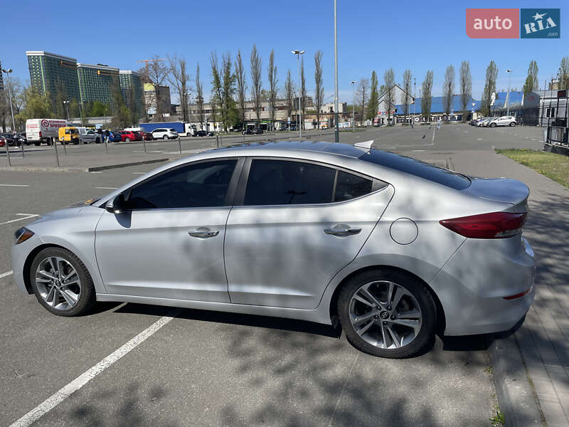 Седан Hyundai Elantra 2016 в Киеве