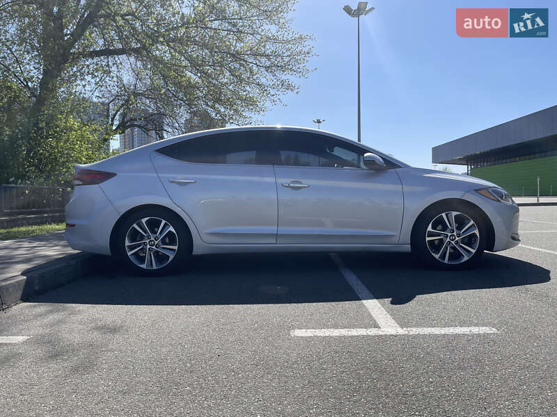 Седан Hyundai Elantra 2016 в Киеве