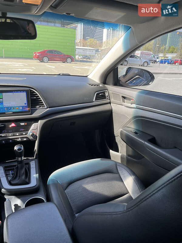 Седан Hyundai Elantra 2016 в Киеве