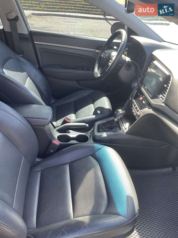 Седан Hyundai Elantra 2016 в Киеве