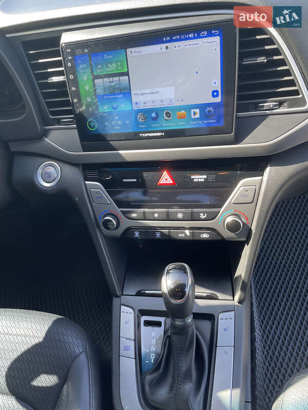 Седан Hyundai Elantra 2016 в Киеве