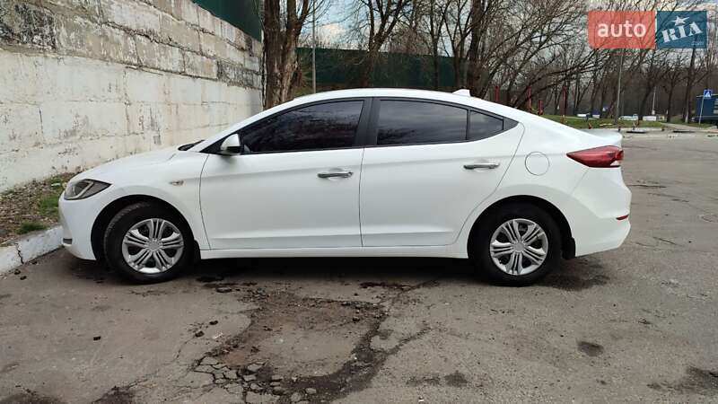Седан Hyundai Elantra 2016 в Києві
