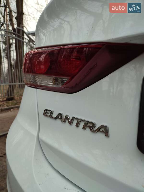 Седан Hyundai Elantra 2016 в Києві