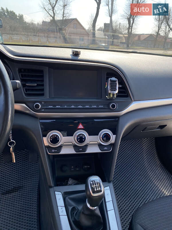 Седан Hyundai Elantra 2019 в Радивилове