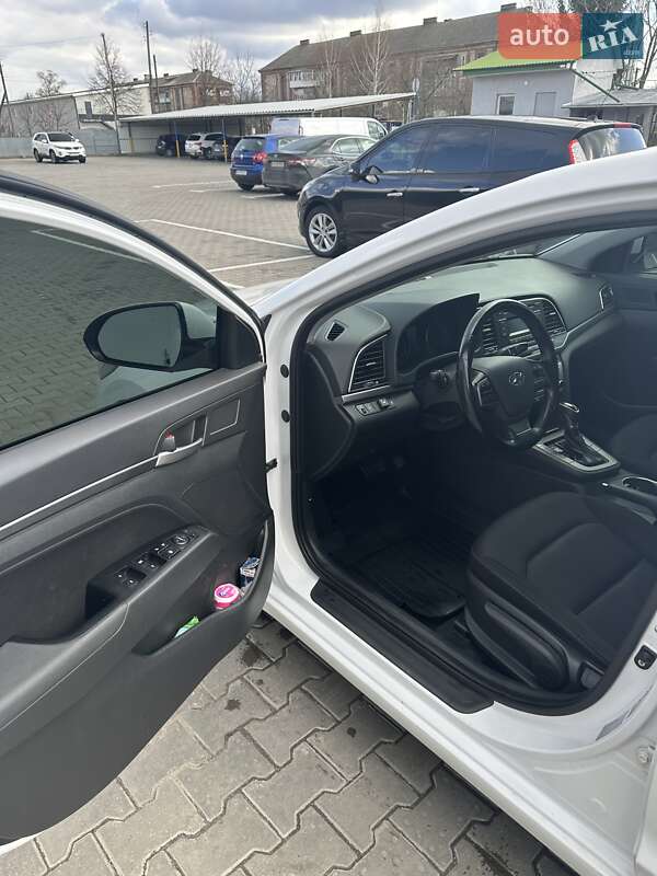 Седан Hyundai Elantra 2017 в Староконстантинове
