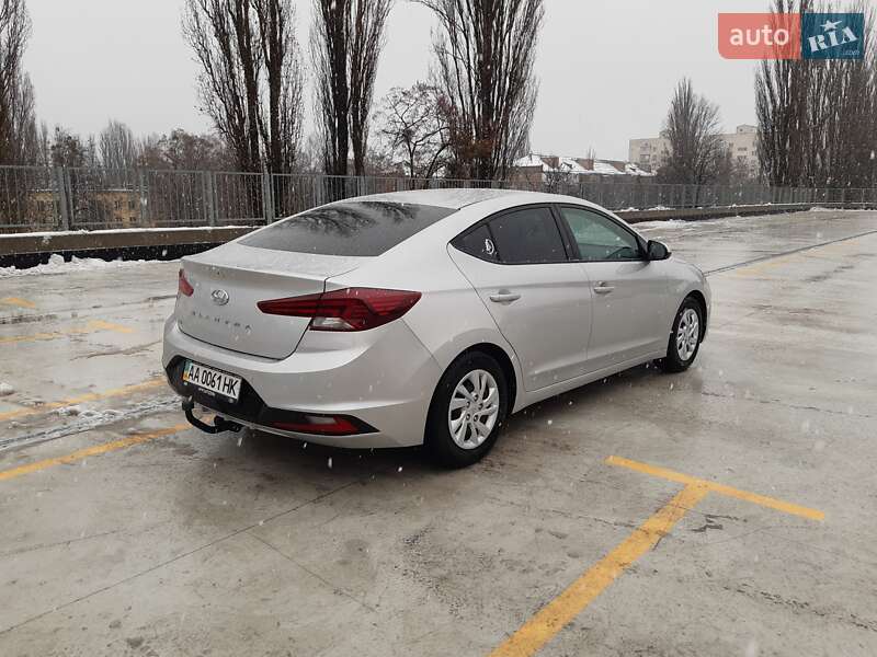 Седан Hyundai Elantra 2018 в Киеве