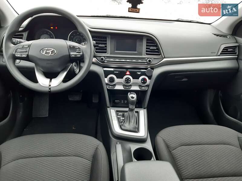 Седан Hyundai Elantra 2018 в Киеве