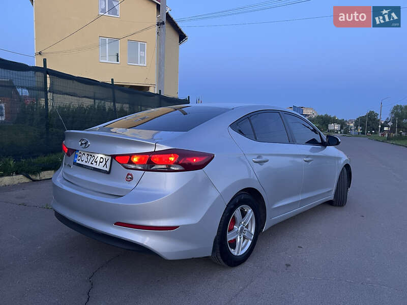 Седан Hyundai Elantra 2016 в Львове