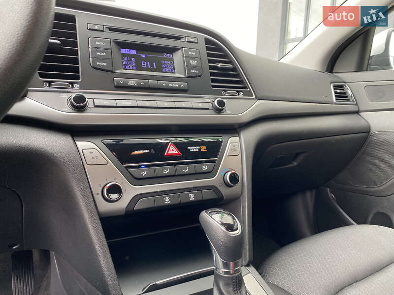 Седан Hyundai Elantra 2018 в Львові