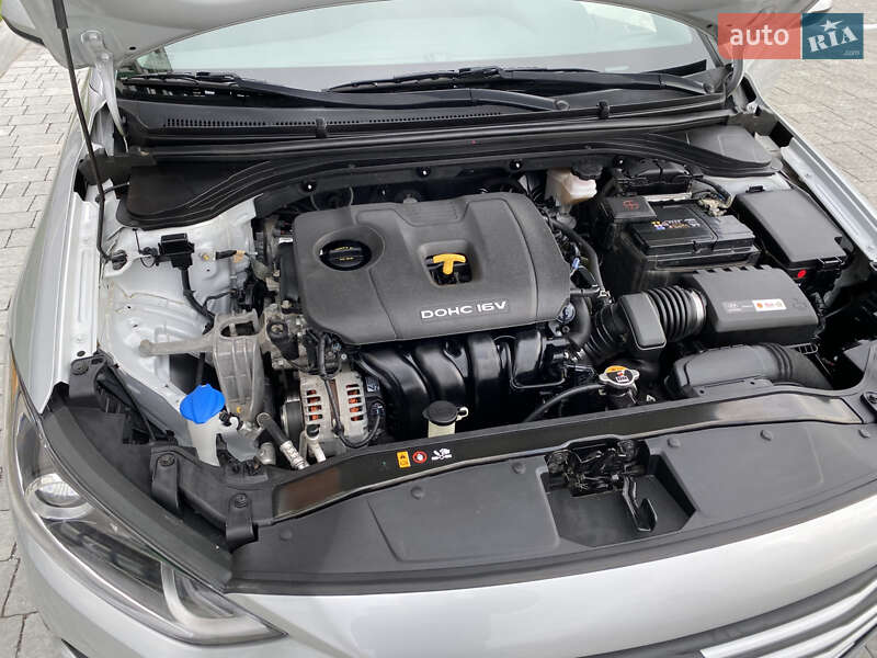 Седан Hyundai Elantra 2018 в Львові
