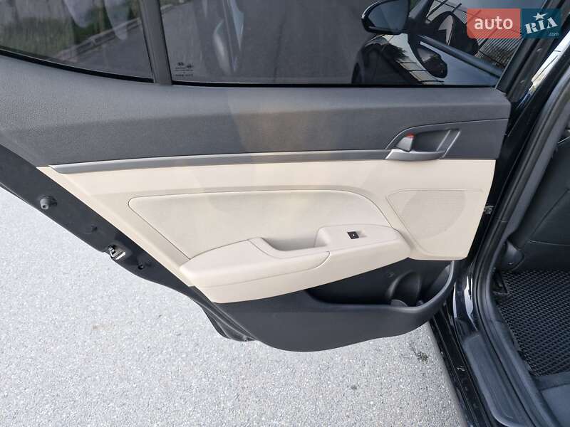Седан Hyundai Elantra 2016 в Буче