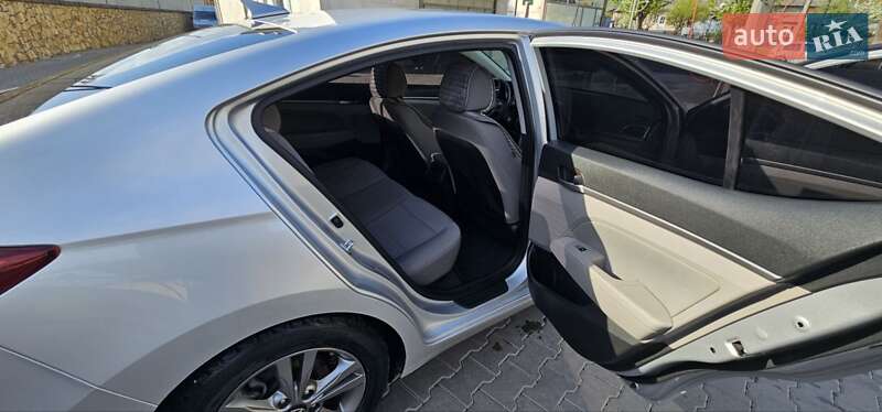 Седан Hyundai Elantra 2018 в Виннице