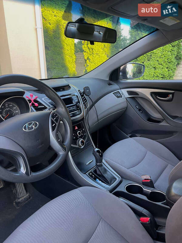 Седан Hyundai Elantra 2015 в Ровно