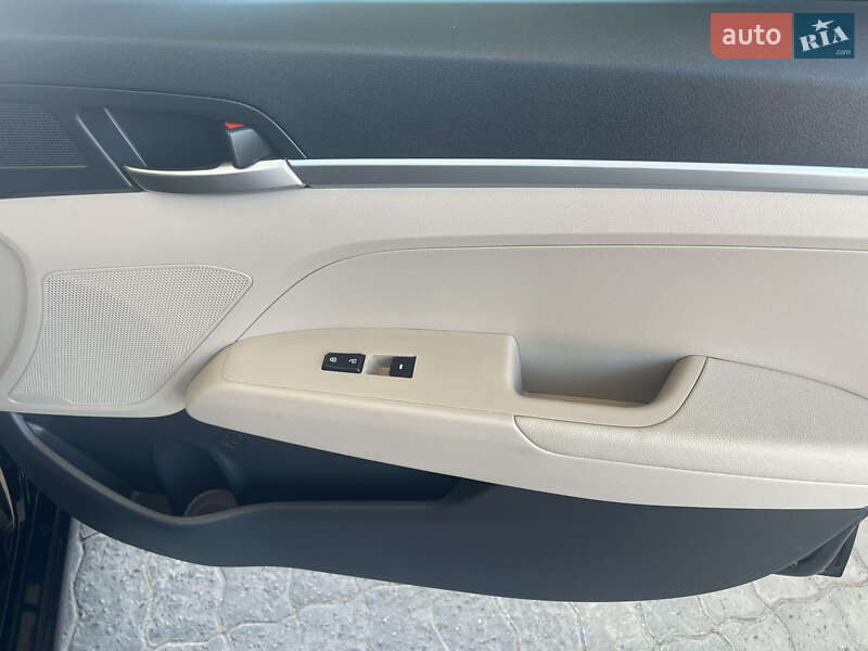 Седан Hyundai Elantra 2019 в Одессе