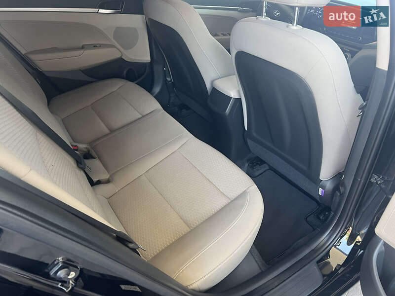 Седан Hyundai Elantra 2019 в Одессе