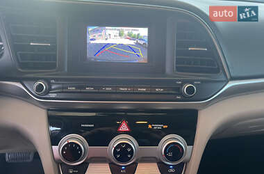 Седан Hyundai Elantra 2019 в 