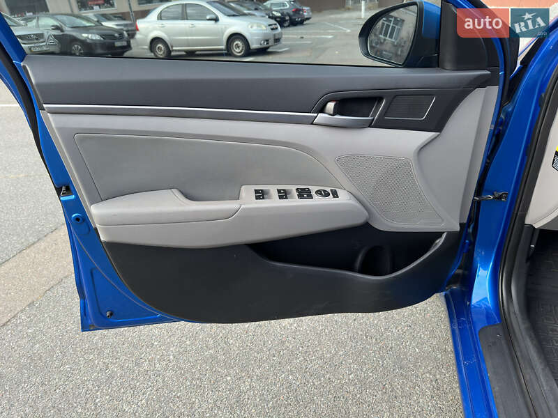Седан Hyundai Elantra 2016 в Києві