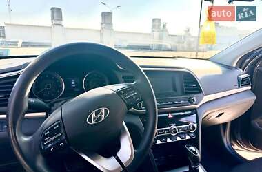 Седан Hyundai Elantra 2019 в 