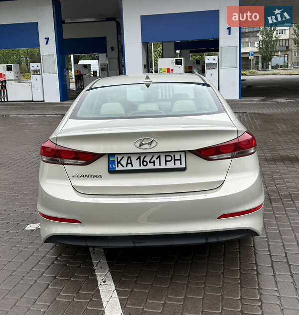 Седан Hyundai Elantra 2018 в Киеве