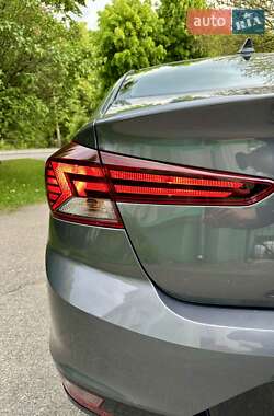 Седан Hyundai Elantra 2019 в 