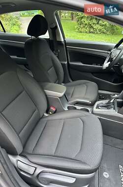 Седан Hyundai Elantra 2019 в 