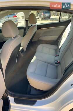 Седан Hyundai Elantra 2016 в 