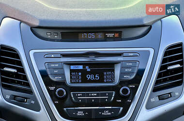 Седан Hyundai Elantra 2015 в 