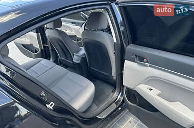 Седан Hyundai Elantra 2019 в 