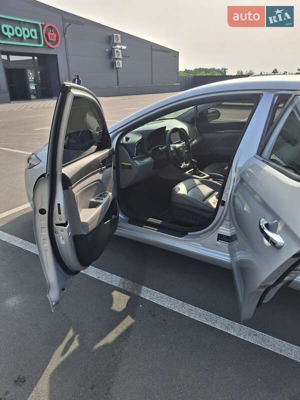 Седан Hyundai Elantra 2016 в Киеве