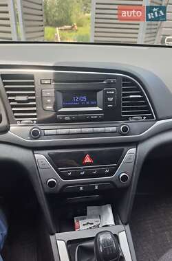 Седан Hyundai Elantra 2017 в 