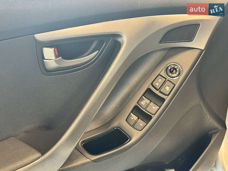 Седан Hyundai Elantra 2012 в Львове