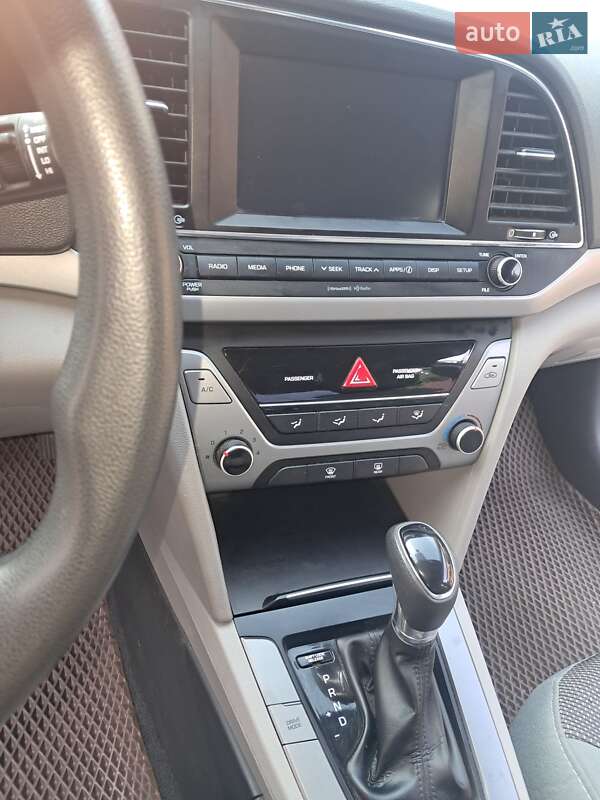 Седан Hyundai Elantra 2016 в Киеве