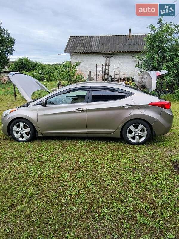 Седан Hyundai Elantra 2013 в Чернигове