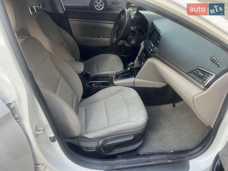 Седан Hyundai Elantra 2017 в Киеве