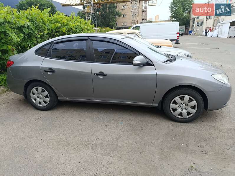 Седан Hyundai Elantra 2010 в Києві