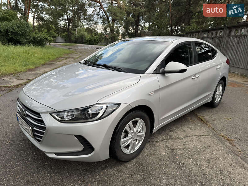 Седан Hyundai Elantra 2017 в Киеве