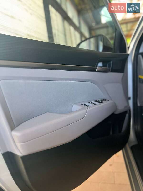 Седан Hyundai Elantra 2016 в Киеве