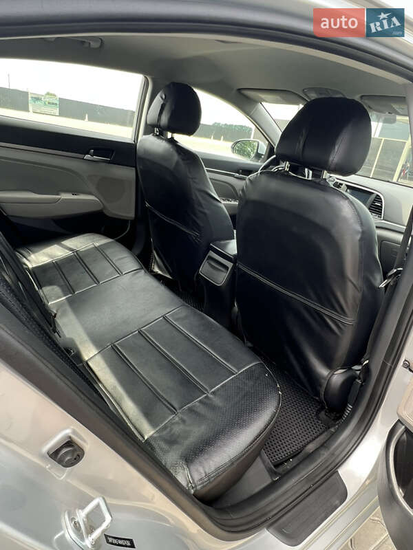 Седан Hyundai Elantra 2016 в Києві