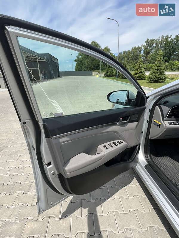 Седан Hyundai Elantra 2016 в Києві